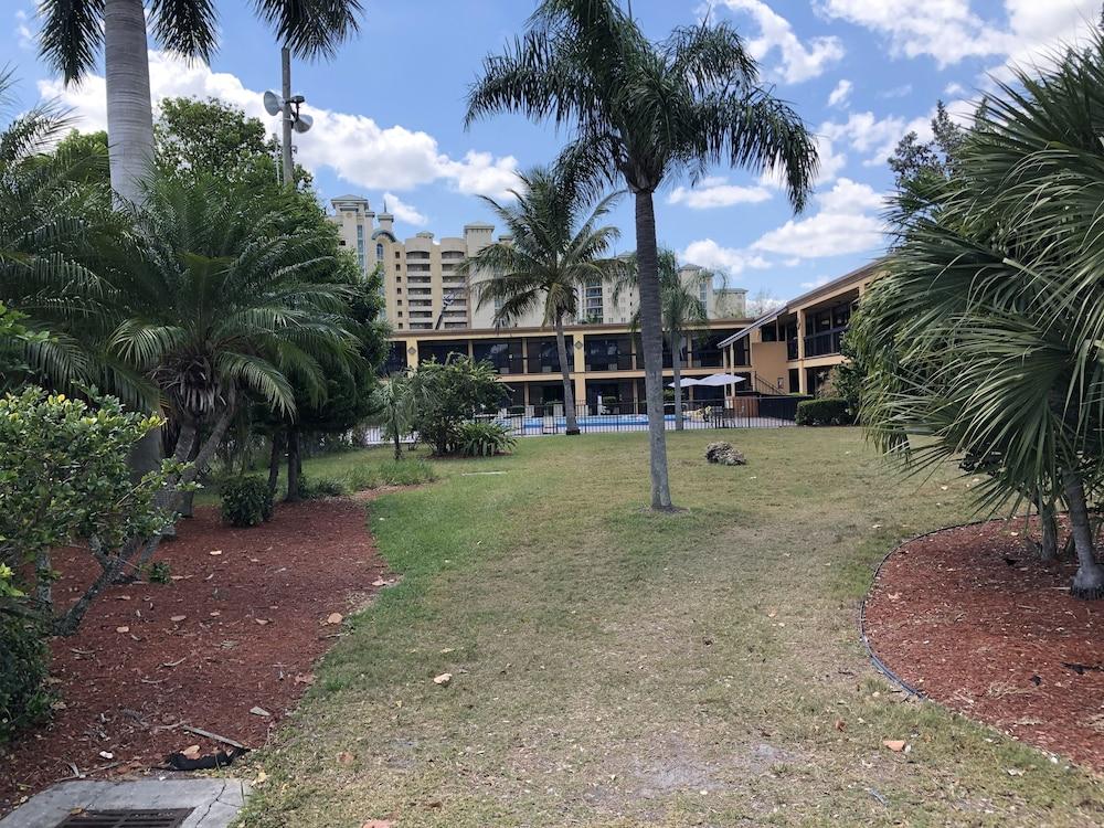 Travelodge By Wyndham Fort Myers North North Fort Myers Exterior photo