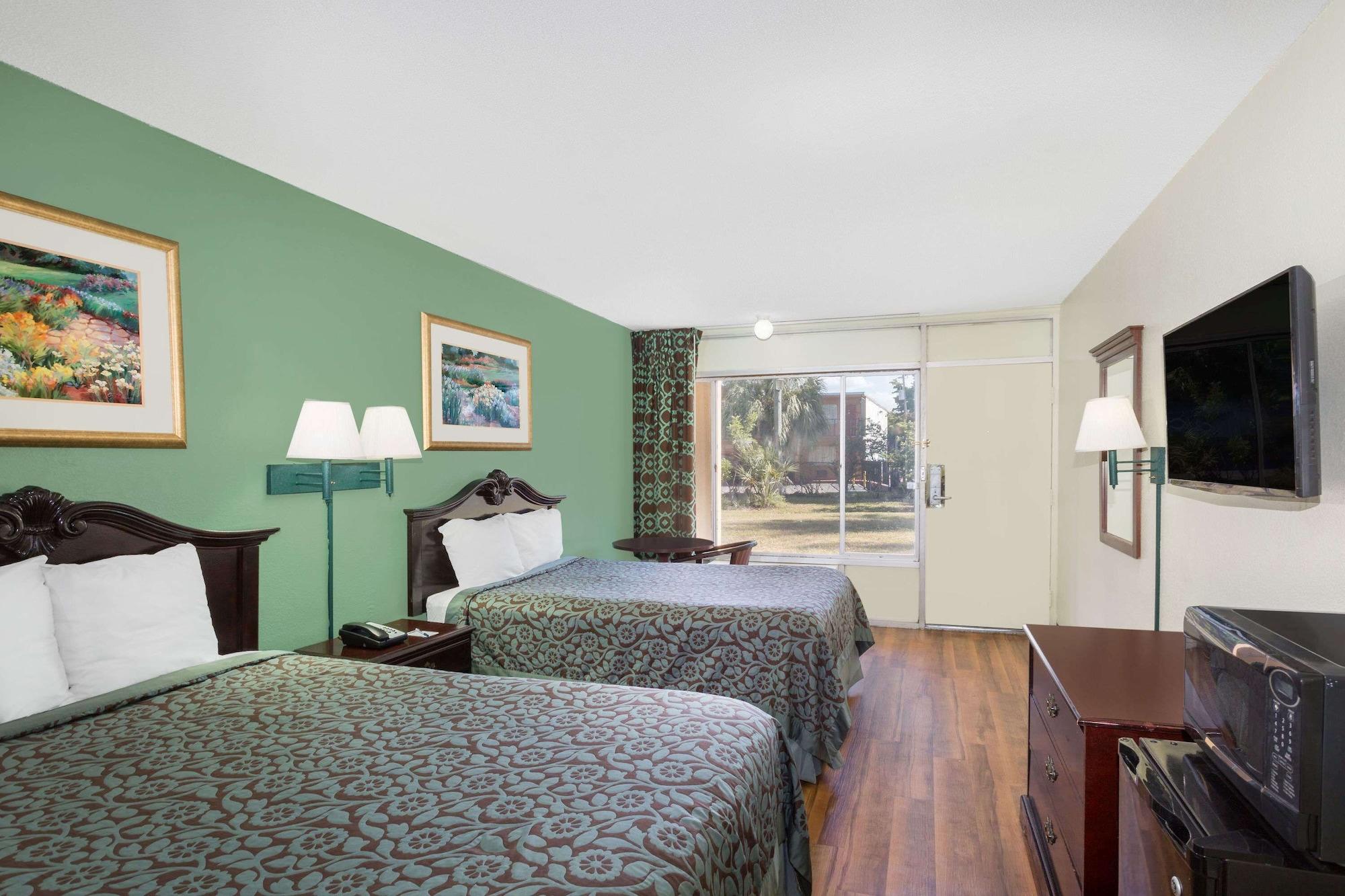 Travelodge By Wyndham Fort Myers North North Fort Myers Exterior photo
