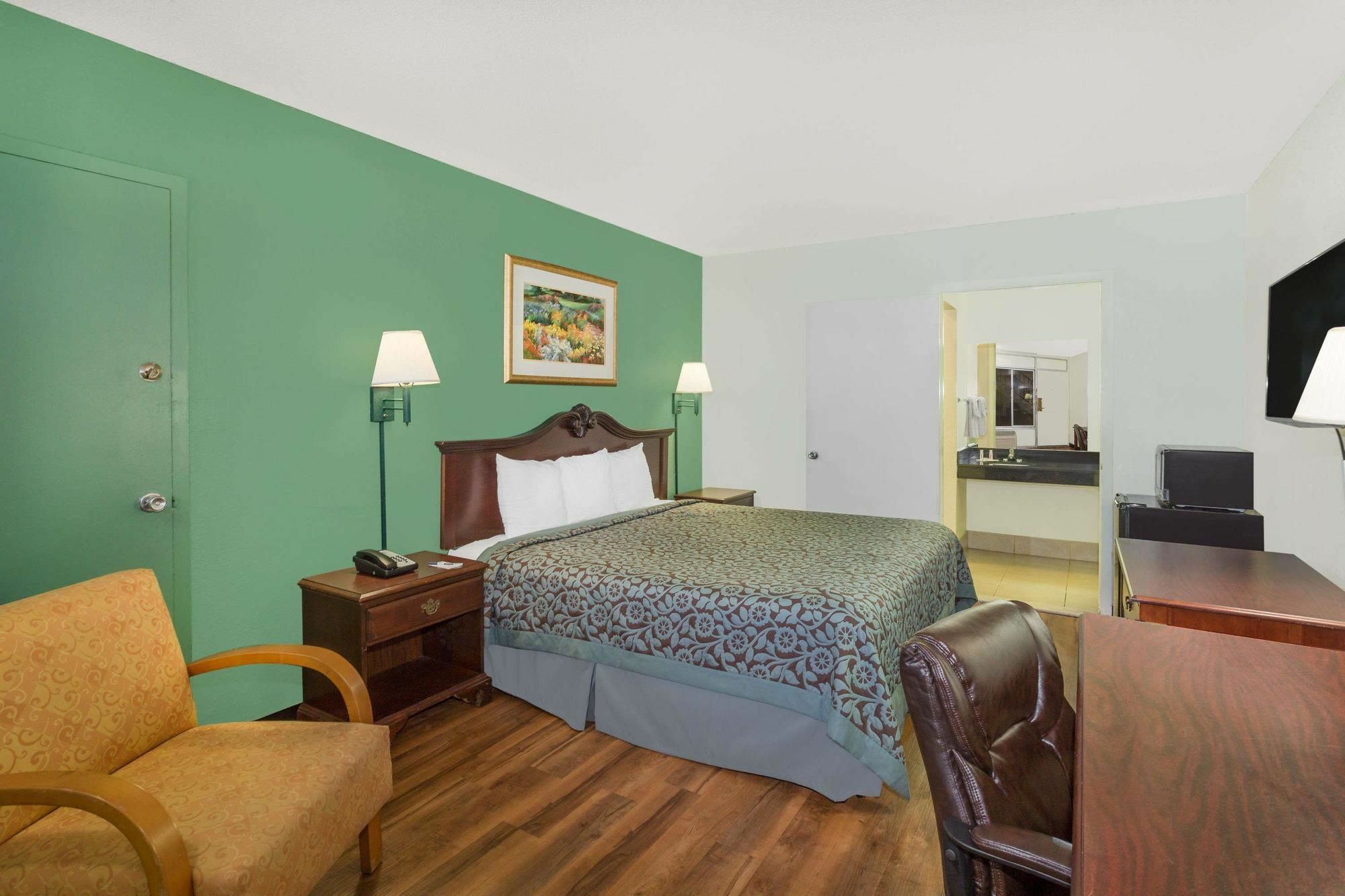Travelodge By Wyndham Fort Myers North North Fort Myers Exterior photo