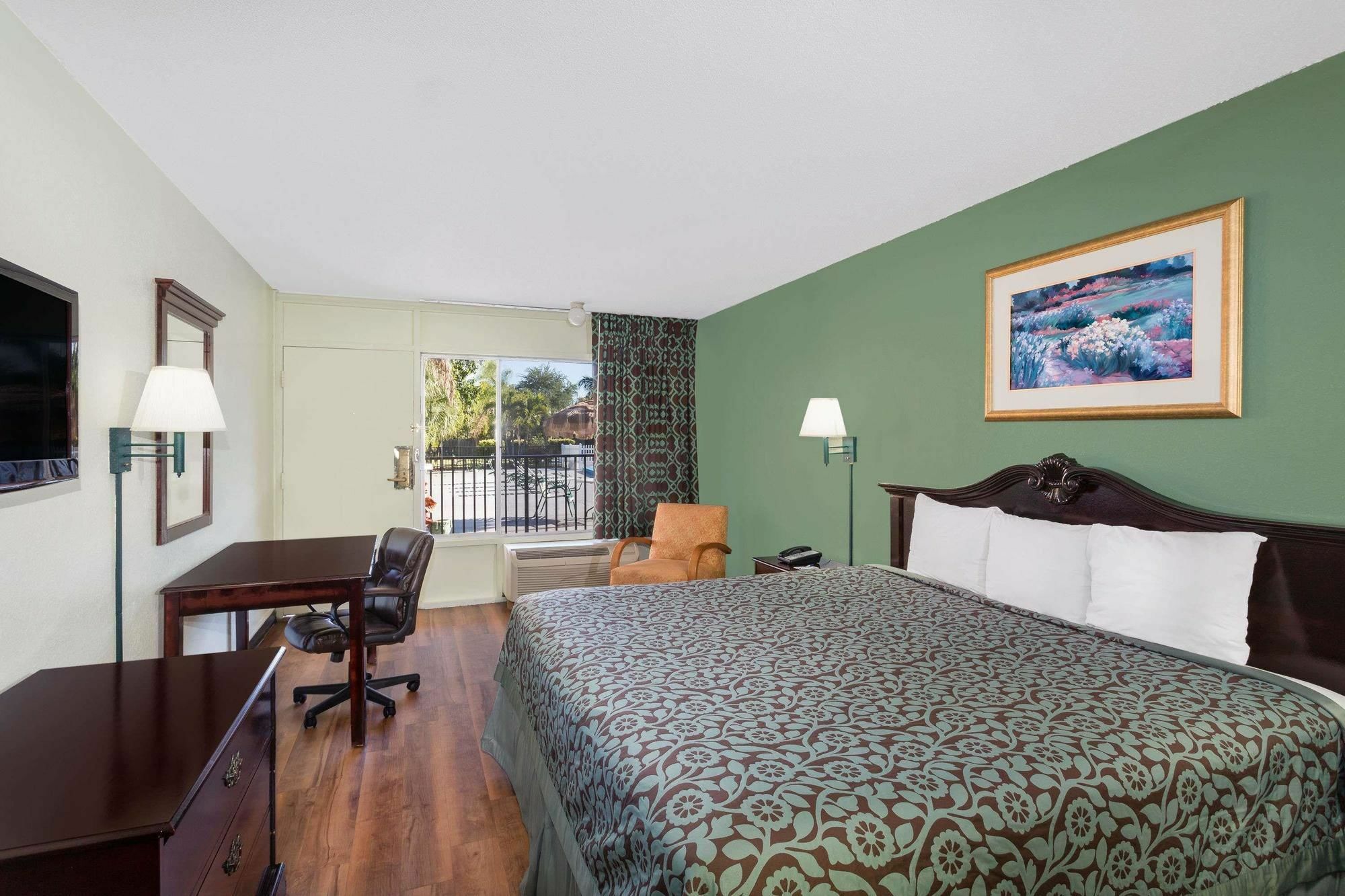 Travelodge By Wyndham Fort Myers North North Fort Myers Exterior photo