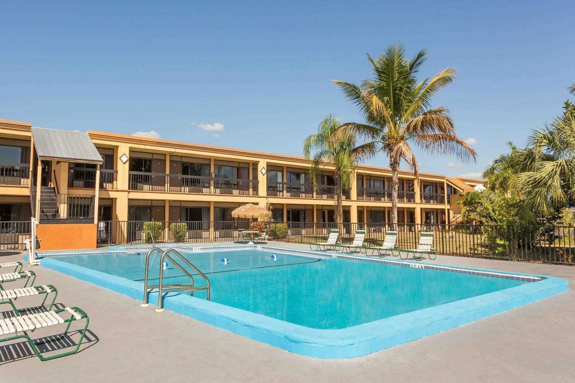 Travelodge By Wyndham Fort Myers North North Fort Myers Exterior photo