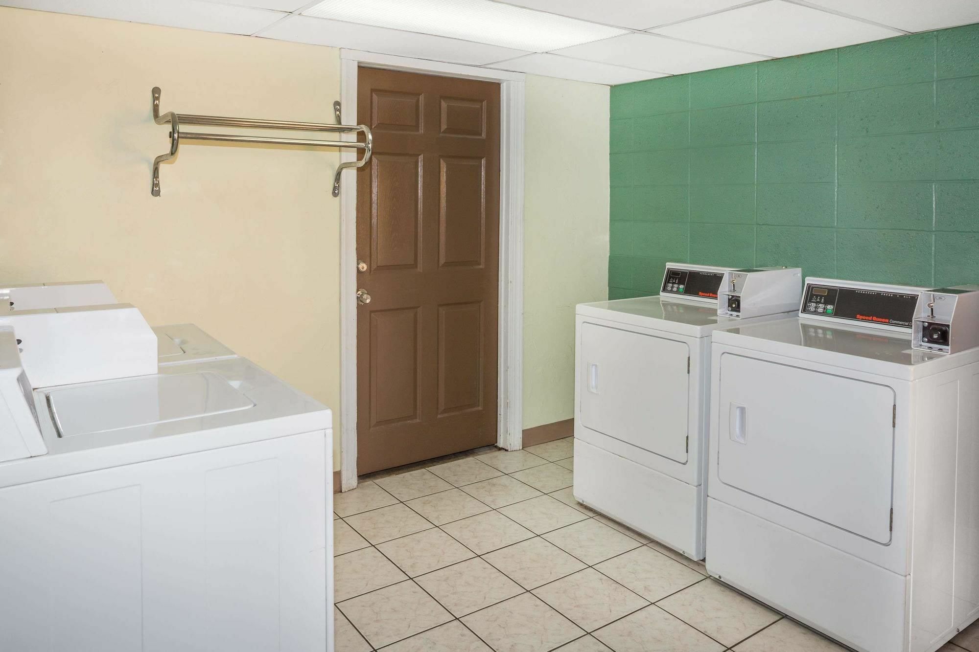 Travelodge By Wyndham Fort Myers North North Fort Myers Exterior photo