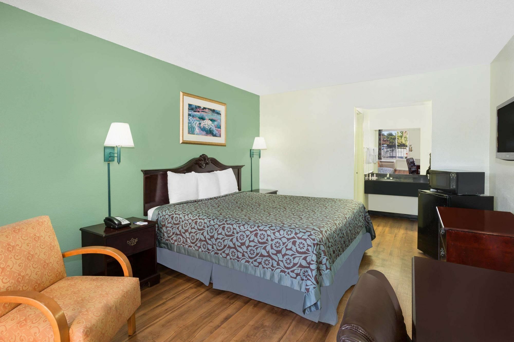 Travelodge By Wyndham Fort Myers North North Fort Myers Exterior photo