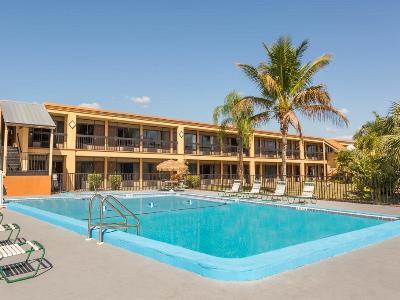 Travelodge By Wyndham Fort Myers North North Fort Myers Exterior photo